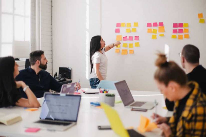 CÓMO HACER QUE TU EQUIPO PIENSE Y TRABAJE COMO TÚ, SIN QUE ESTÉS SIEMPRE PRESENTE